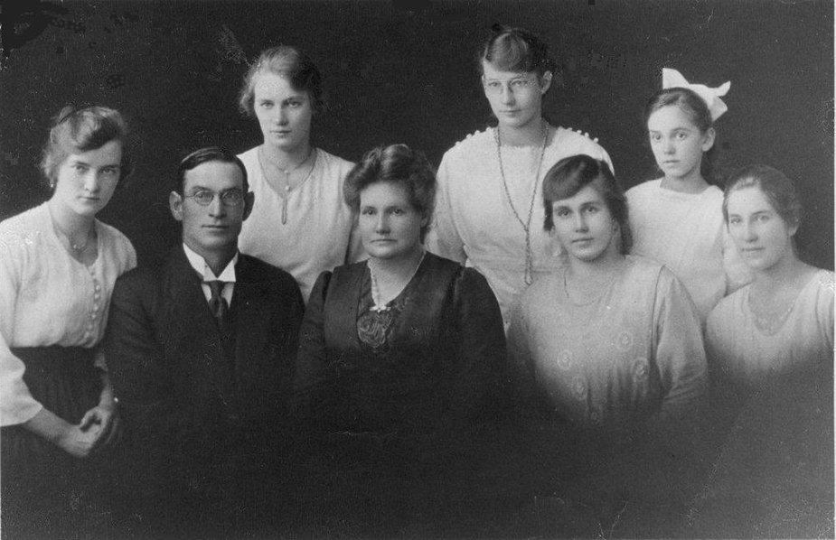 Minnie, Robert and their daughters
