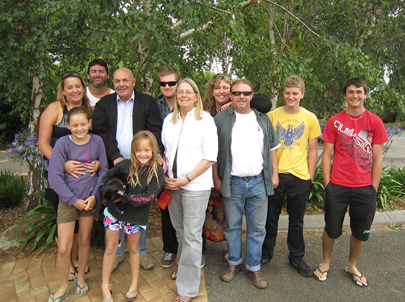 Jenni & Mo with their children and grandchildren