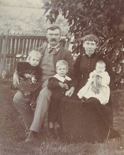 Elizabeth Jane (Ada) Spencer and her husband Willaim Lace Gibbs (JNR) and children